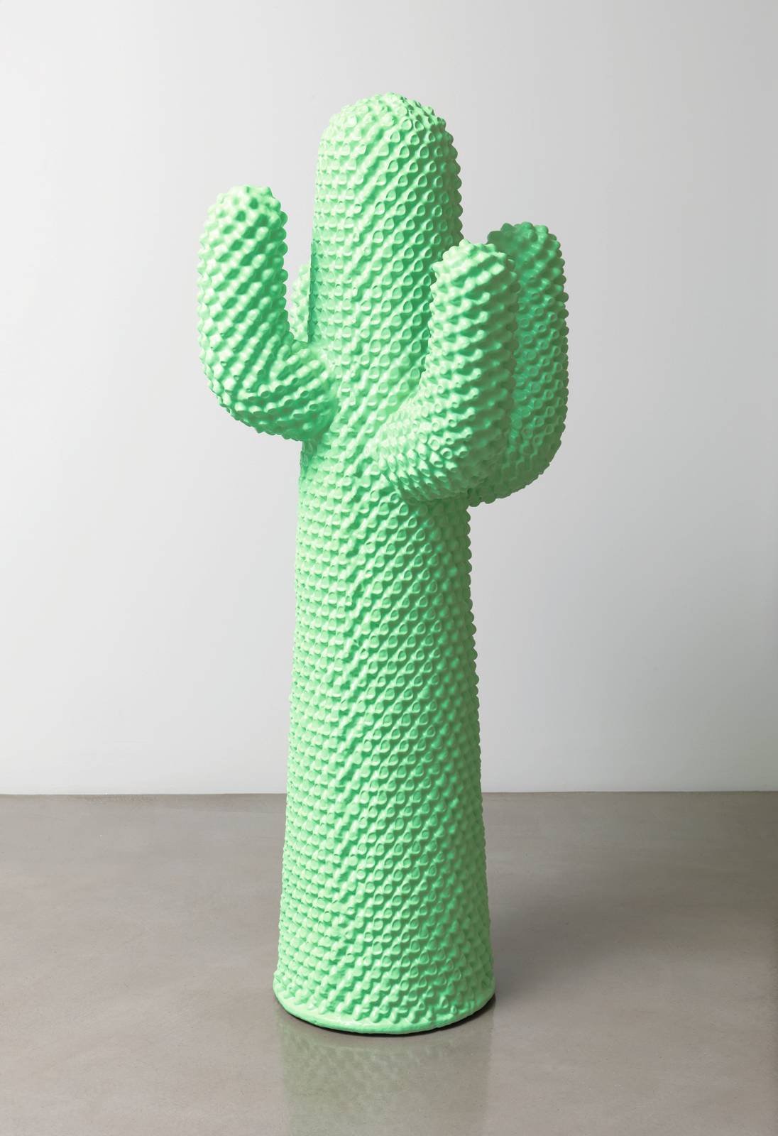 Guido Drocco and Franco Mello, Radiant Cactus, Gufram, 2017; in poliuretano flessibile, rifiniti artigianalmente una ad una da operatori specializzati, successivamente verniciati con il Guflac, la speciale e unica finitura brevettata da Gufram che consente di pellificare il poliuretano mantenendone la flessibilità e la morbidezza, hanno una superficie caratterizzata da 2.165 bugne; al Guflac sono state aggiunte particolari particelle luminescenti che rendono i Cactus brillanti al buoi.